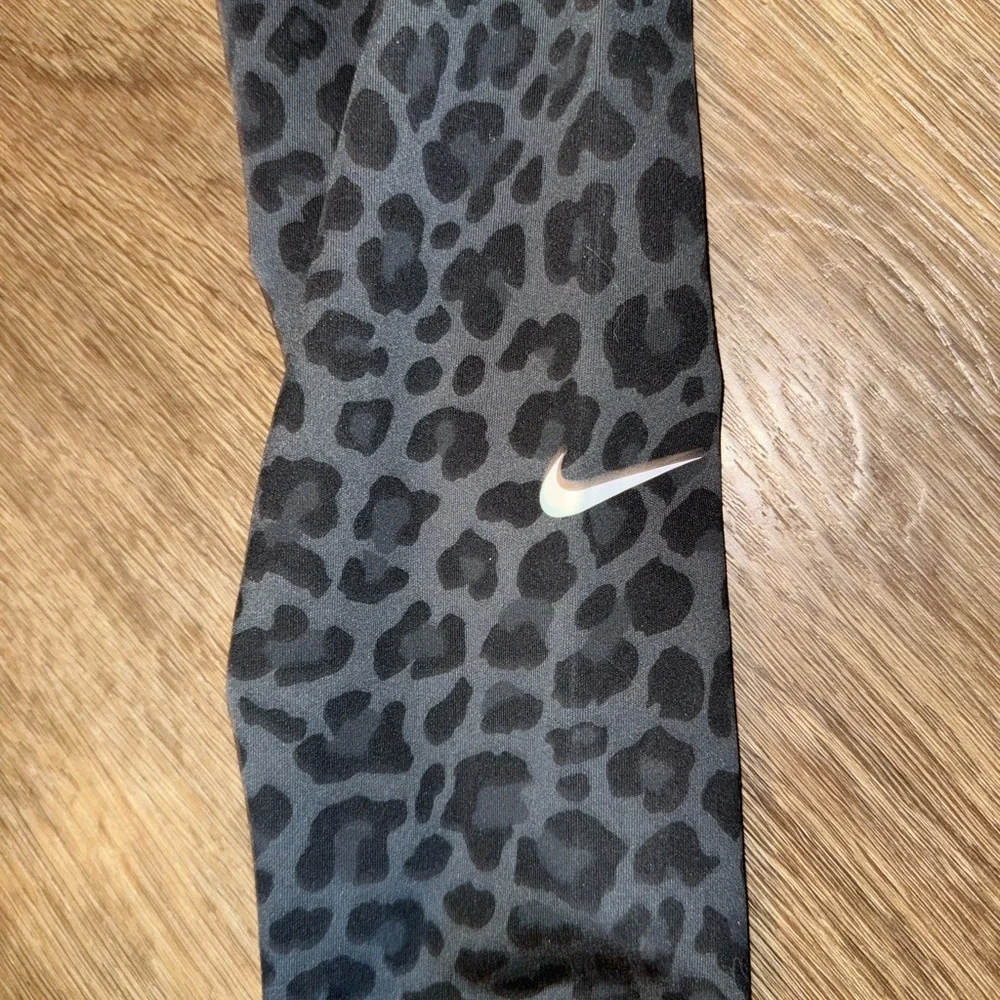 Nike Black Leopard Print Leggings - Picture 2 of 3